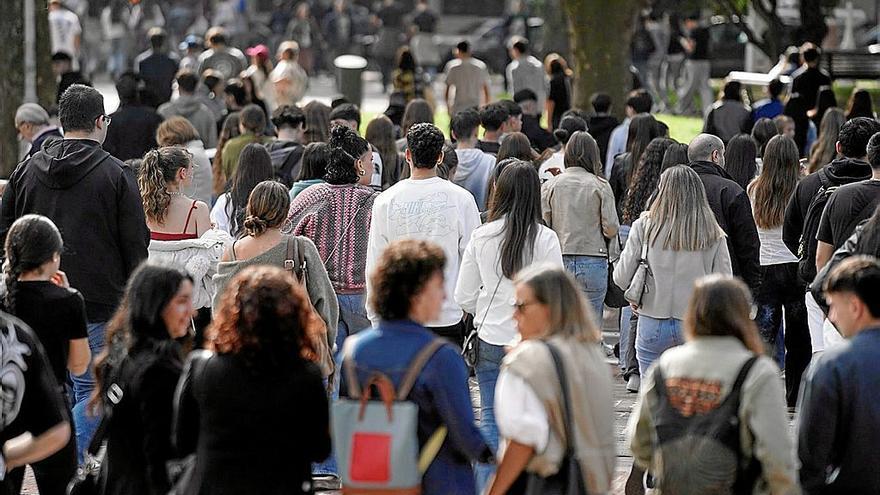 Grupos de jóvenes, ajenos a esta información, paseando por una zona de Bilbao.  | FOTO: