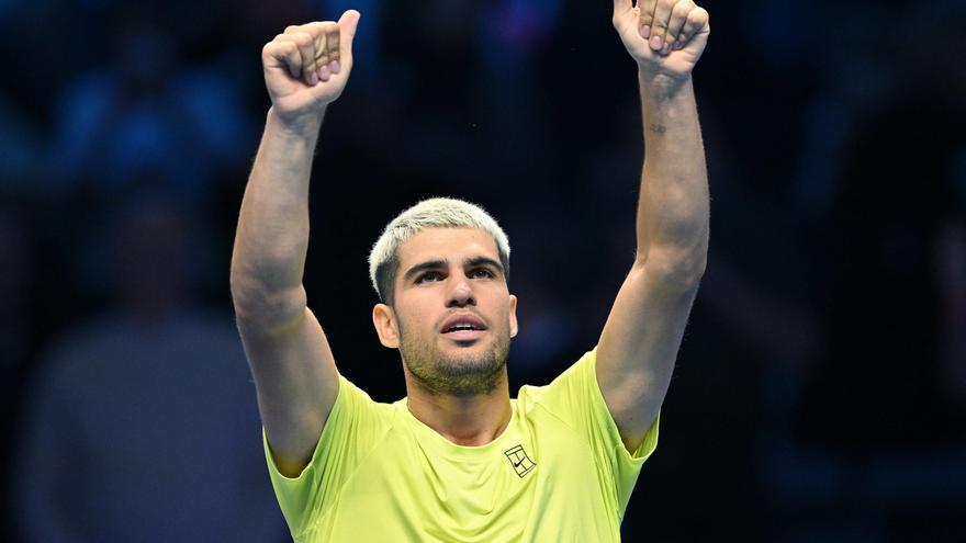 Alcaraz tumba a Fritz y se acerca a terminar el año como número uno