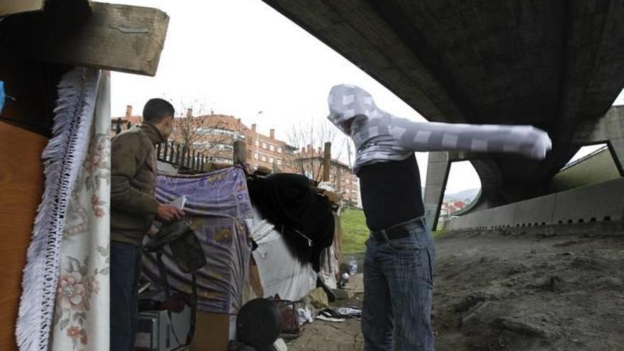 Diez jóvenes inmigrantes abandonan la calle para vivir en un piso tutelado en Bilbao