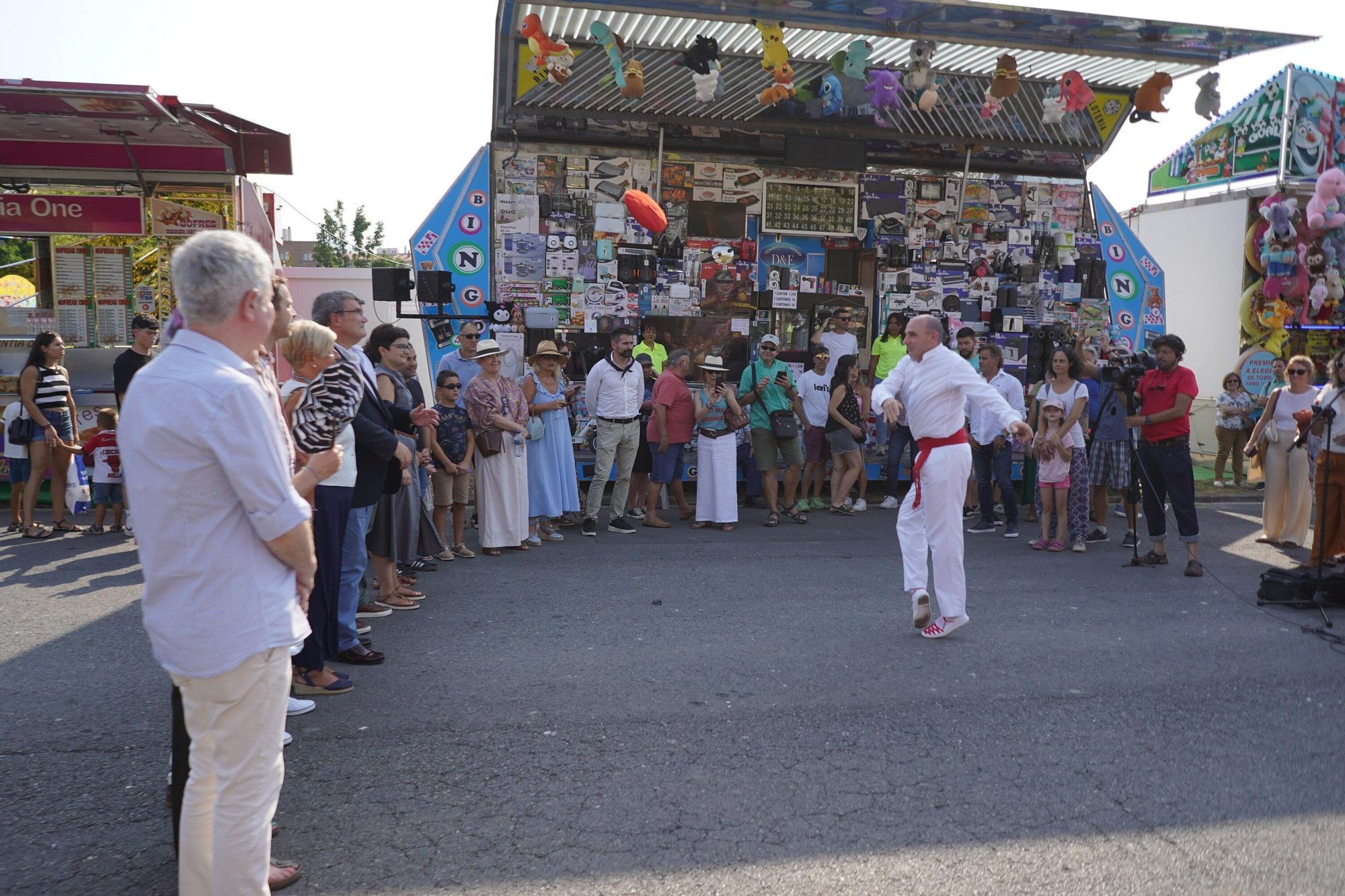 En imágenes: La apertura oficial de las barracas y la ofrenda floral a la Amatxu de Begoña por parte de los circenses