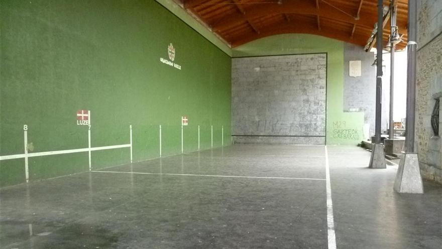 De madera o metálico, los dos diseños a votación para el cerramiento del frontón de Orozko