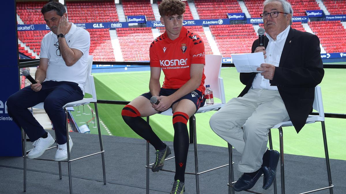 Braulio Vázquez, a la izquierda, en la presentacion del nuevo jugador de Osasuna, Victor Muñoz.