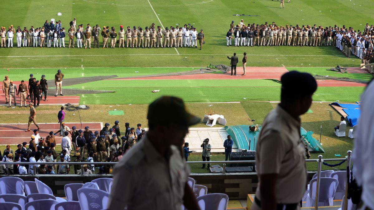 Imágenes de la seguridad acordonando el terreno de juego del estadio Salt Lake de Calcuta.