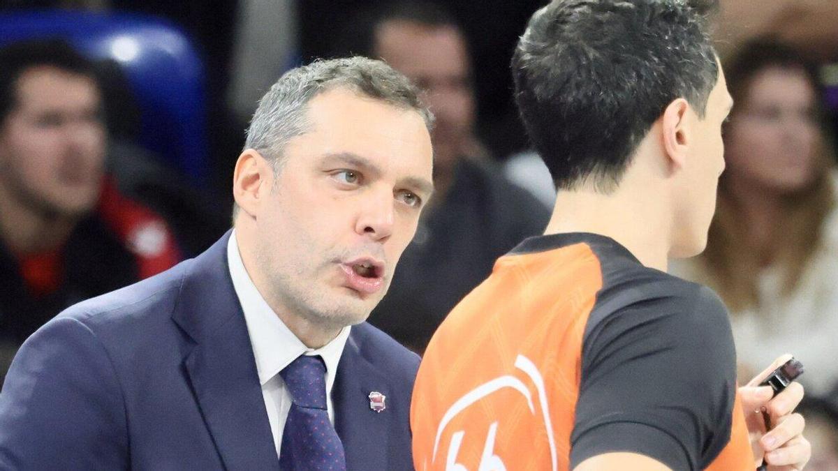 Galbiati debate al colegiado del encuentro ante el Bilbao Basket.