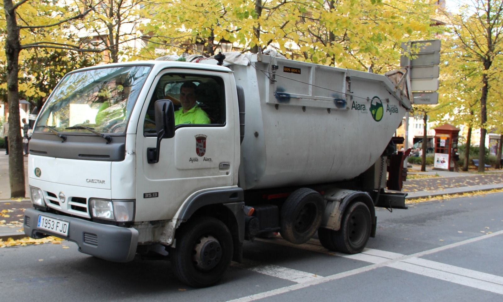 Uno de los vehículos del servicio de recogida de basura de la Cuadrilla de Aiaraldea a su paso por Amurrio