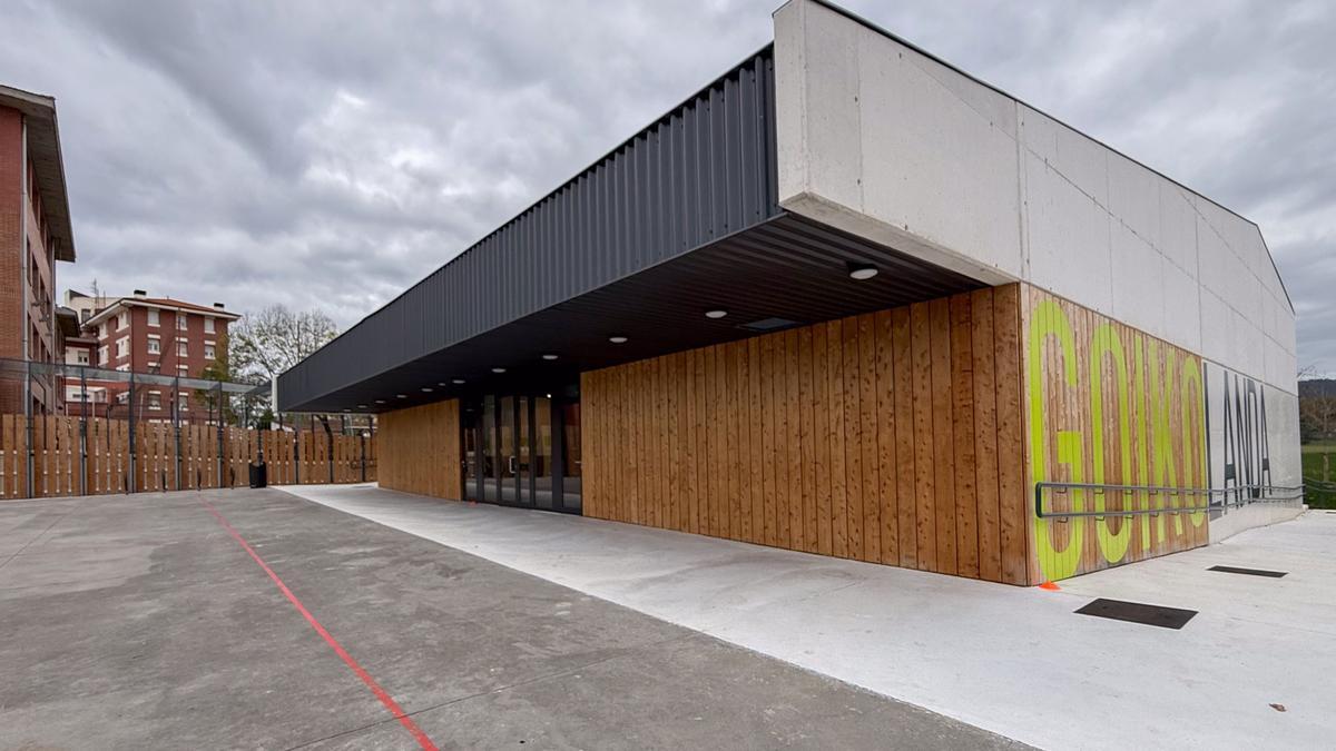 Así es el nuevo gimnasio por fuera, situado junto al patio de la ikastola.