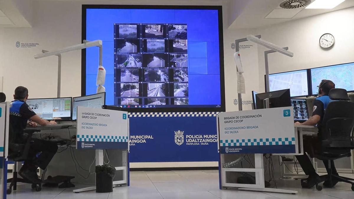 Policías supervisando la ciudad