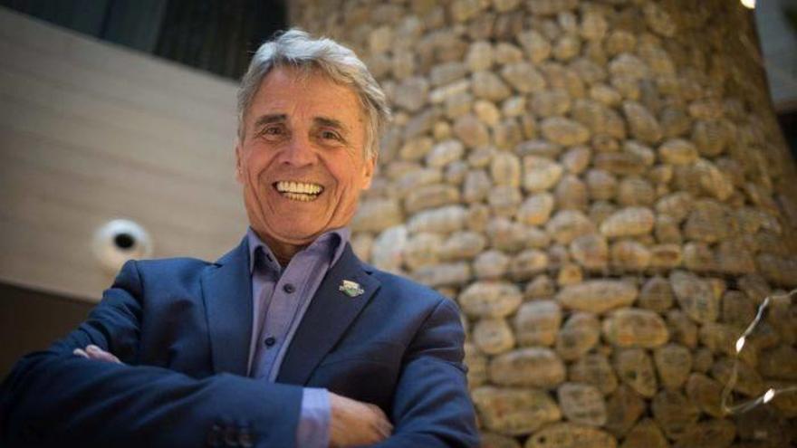 Peter Habeler posa en el hall del Hotel Domine de Bilbao.