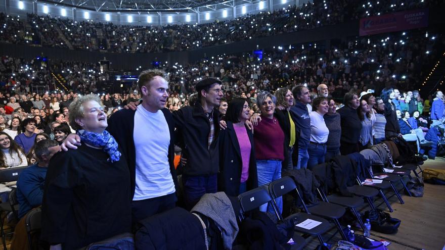 'Pizkundea': euskararen aldeko "txinparta" piztu dute milaka euskaltzalek Bilboko Miribillan