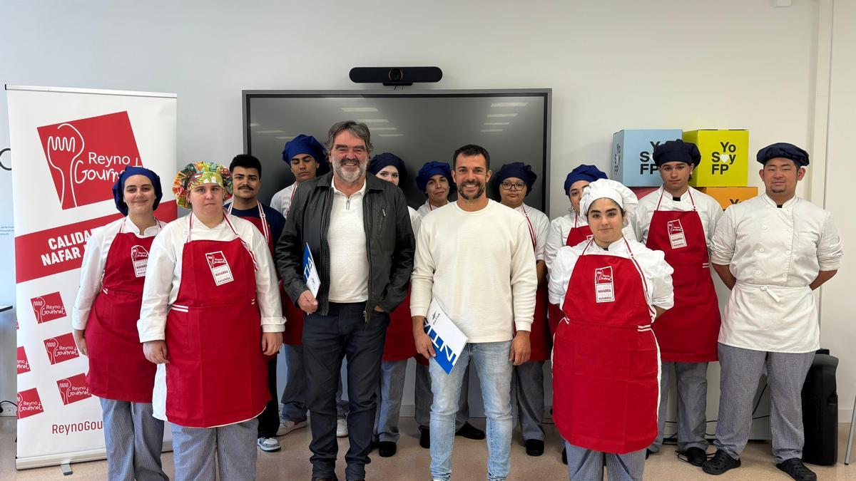 De izquierda a derecha, Joseba Beitia, coordinador de Reyno Gourmet, y Eneko Madinabeitia, director del CI Burlada FP, posan junto al alumnado del centro.