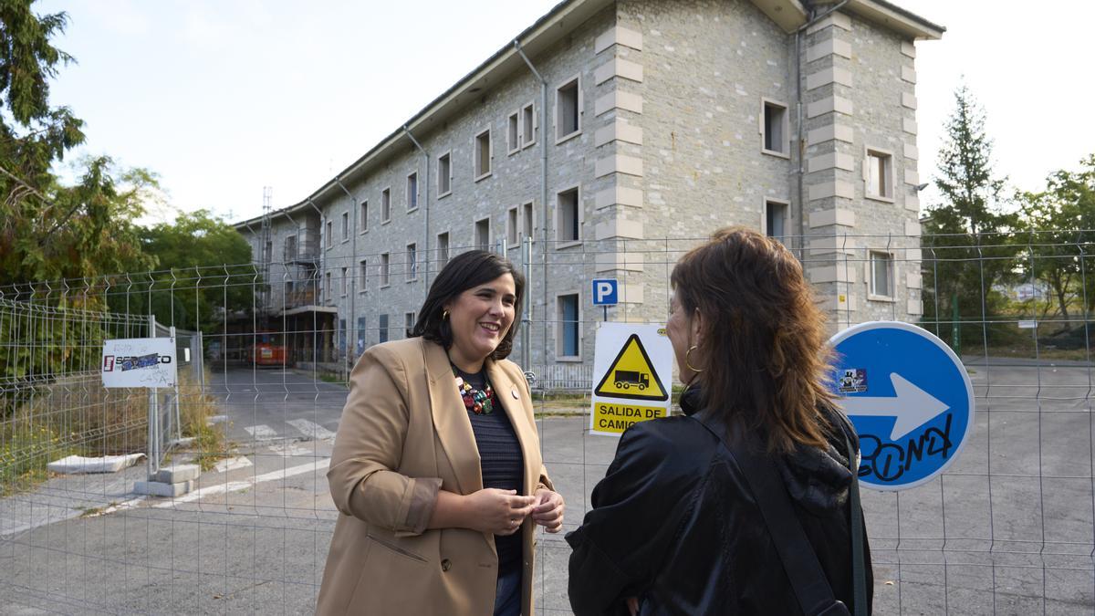 La presidenta del Partido Nacionalista Vasco en Álava, Jone Berriozabal realiza declaraciones frente al futuro macrocentro de inmigrantes de Arana tras que la alcaldesa Maider Etxebarria ayer pidiera al gobierno central que se redujeran las plazas . EFE/Adrián Ruiz-Hierro