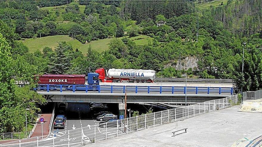 La Diputación renovará tres de los cinco viaductos de la AP-8 en Eibar