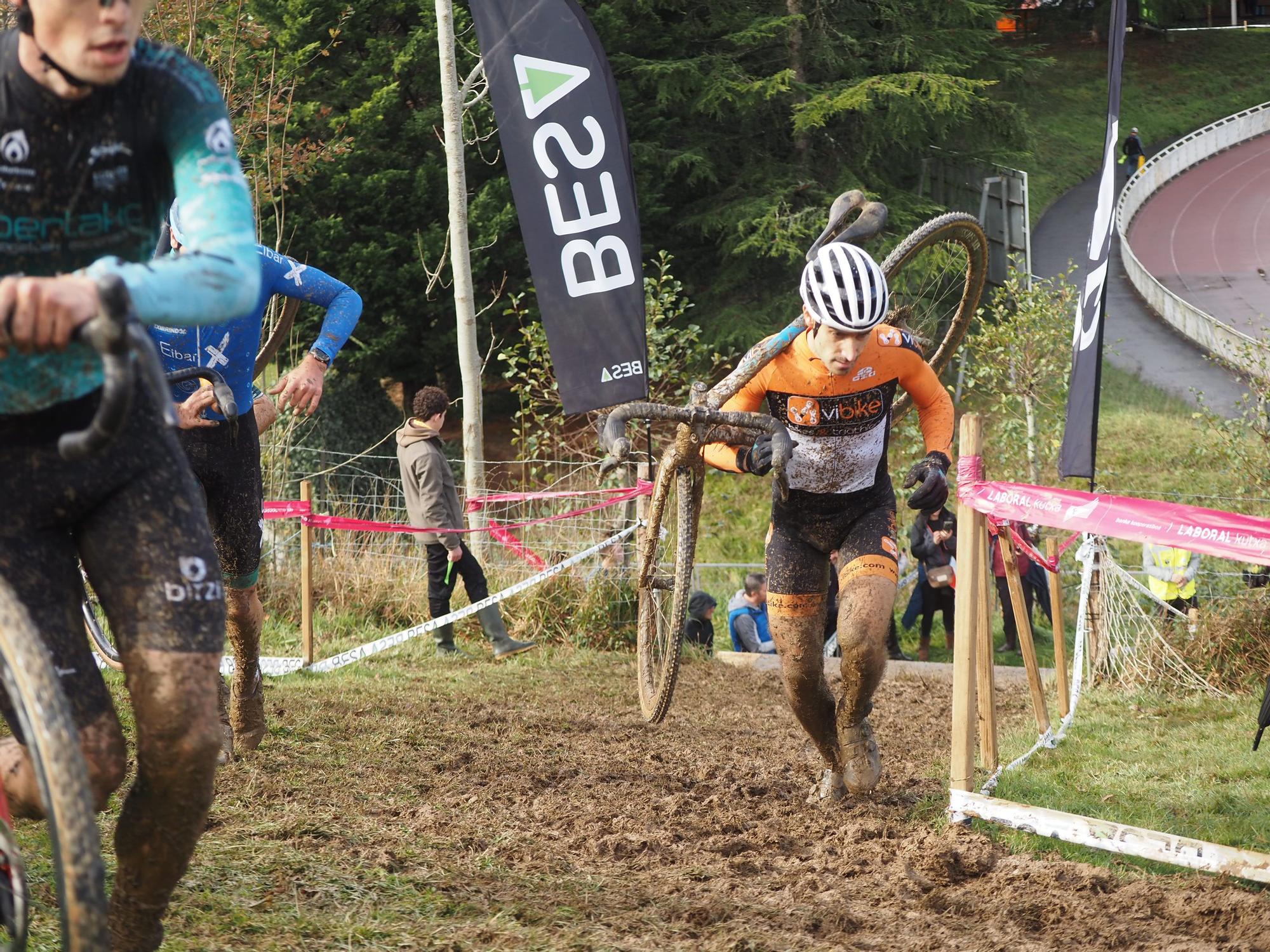 El barro se sumó al espectáculo de ciclocross en Elgoibar