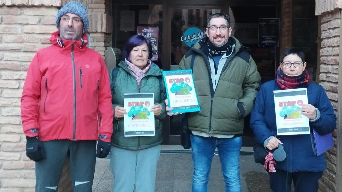 Algunos de los integrantes de la plataforma antes de entregar en el Ayuntamiento las firmas recogidas.