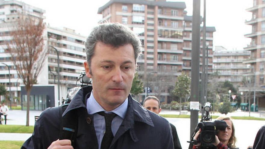Cervera, a punto de entrar al Palacio de Justicia para entregar sus dispositivos informáticos al juez, el pasado mes de diciembre.