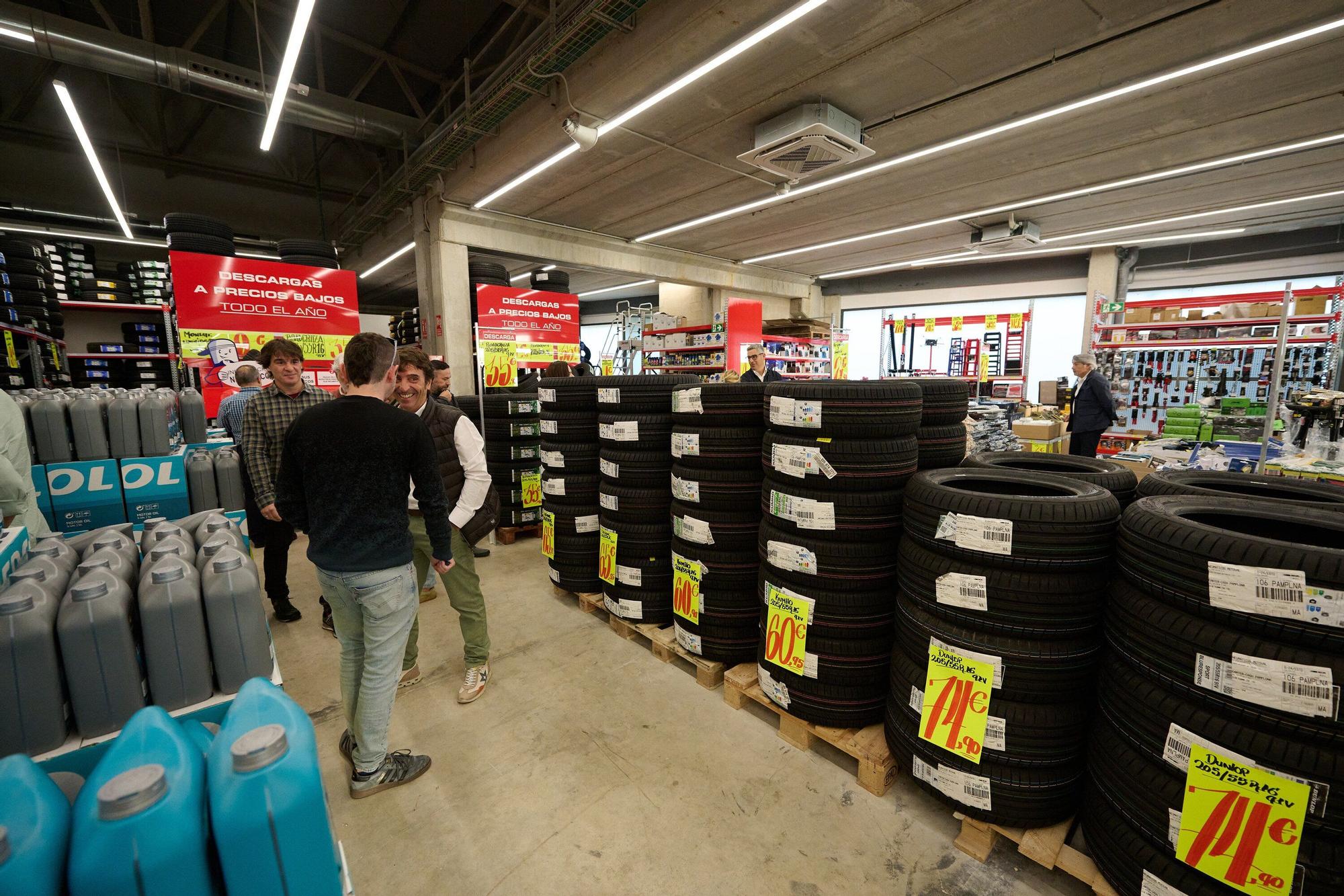 Fotos de la inauguración oficial de la nueva tienda de Carter-Cash en Pamplona