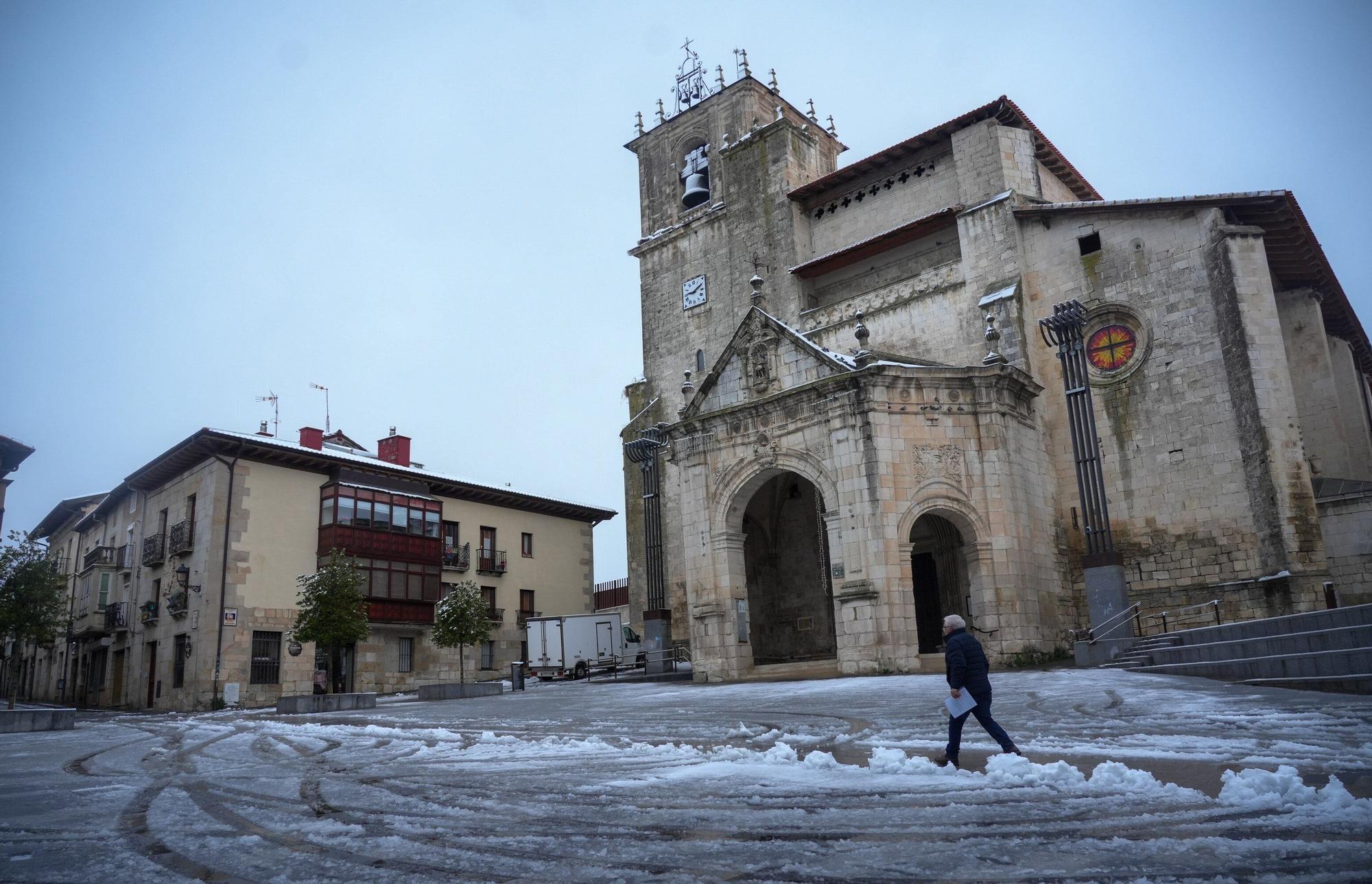 Agurain amanece cubierta por un manto blanco