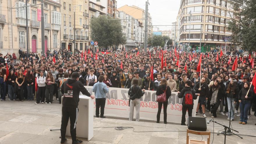 Cientos de jóvenes toman las calles de Gasteiz por el 3 de Marzo
