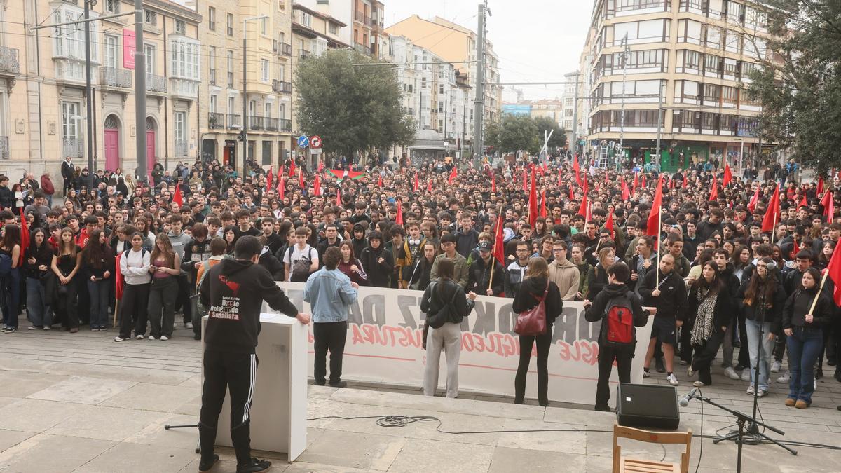 Cientos de jóvenes toman las calles de Gasteiz por el 3 de Marzo