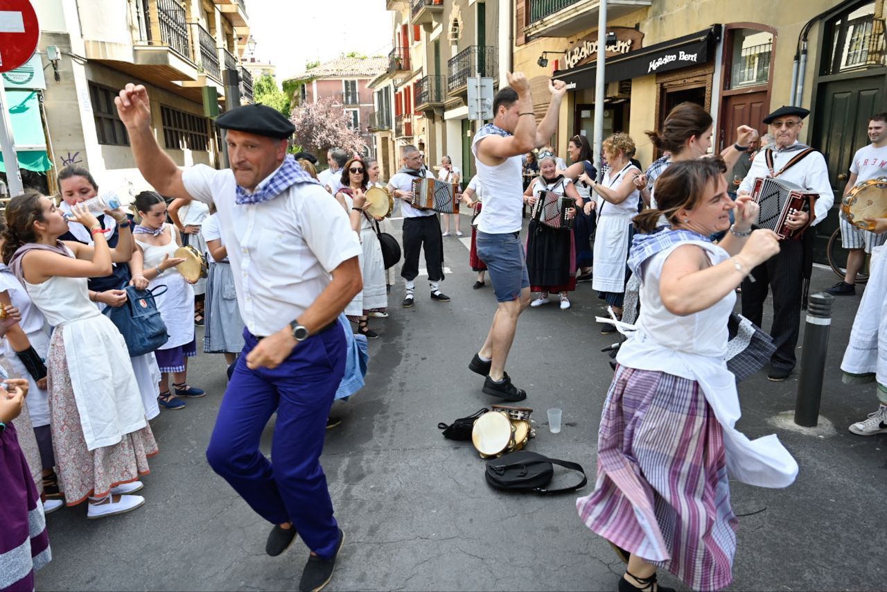 Gran ambiente en el desfile de la Euskal Jira de Irun