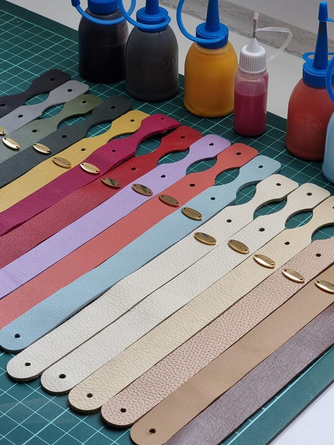 Retales de piel y pantalones vaqueros de segunda mano