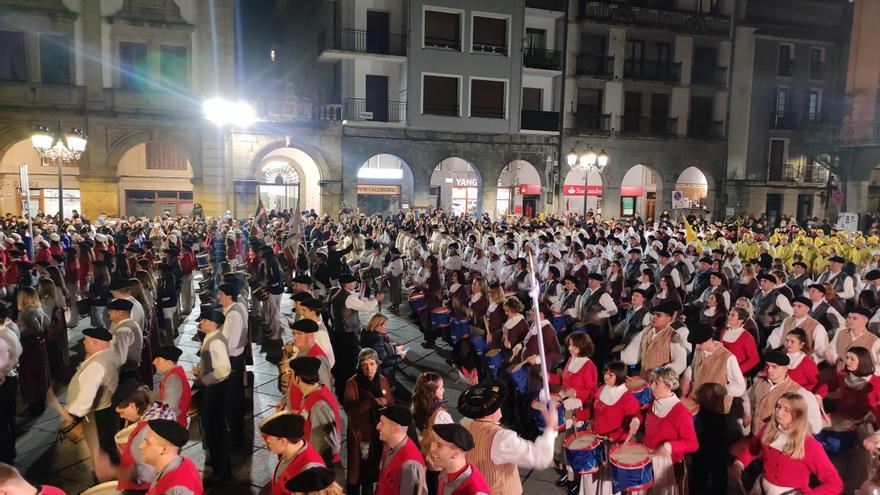 Azkotia calienta motores para llegar a punto a la tamborrada de San Andrés