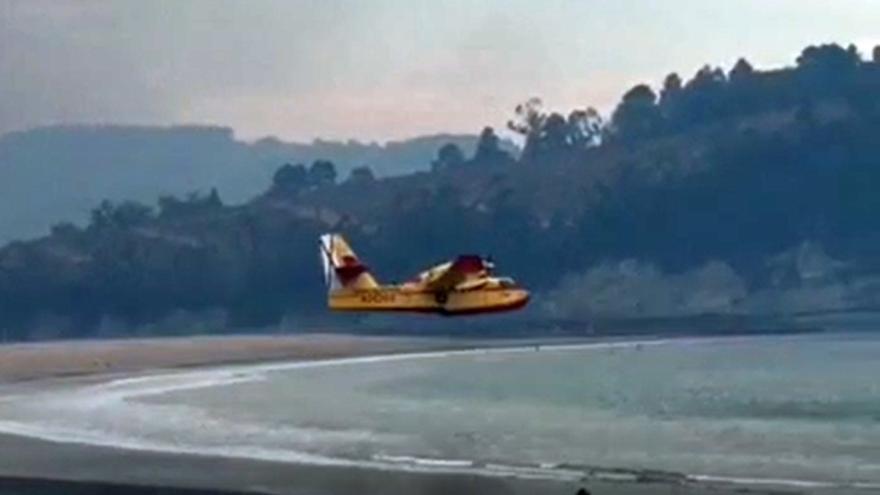 Hidroaviones cargando agua en la playa de Gorliz