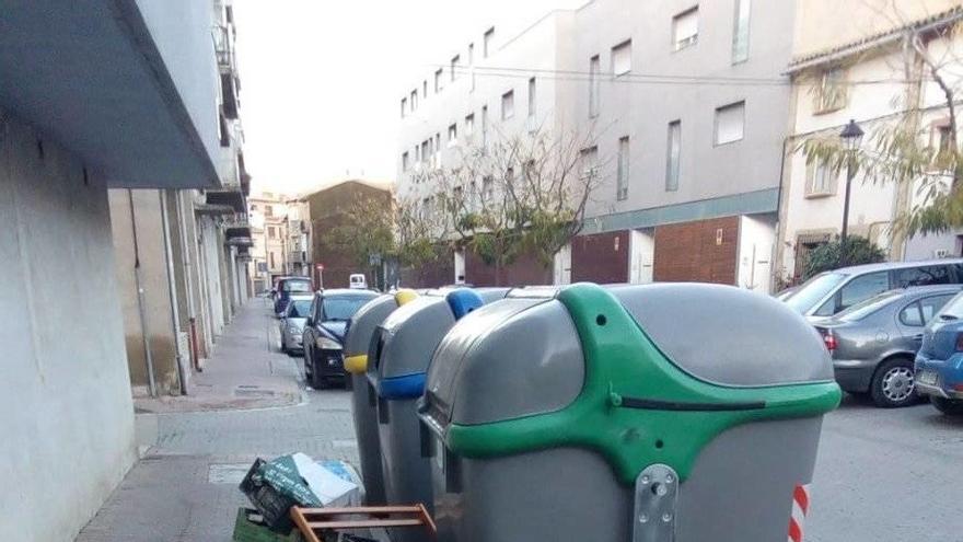 Varios muebles y demás enseres, junto a unos contenedores en Corella.
