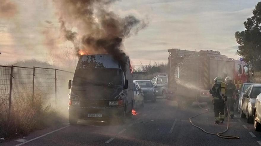 Imágenes del incendio de una furgoneta en Tudela, en el que ha fallecido un hombre