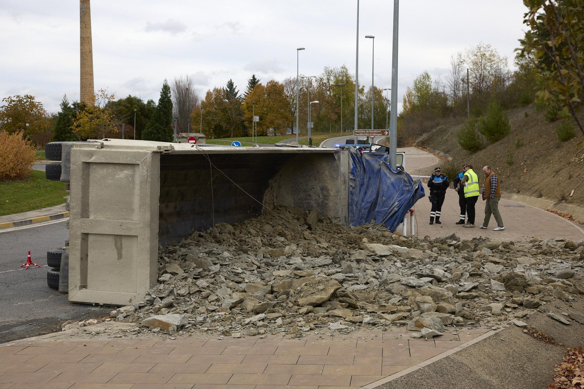 Fotos de un camión volcado en la rotonda entre Mendillorri y Lezkairu