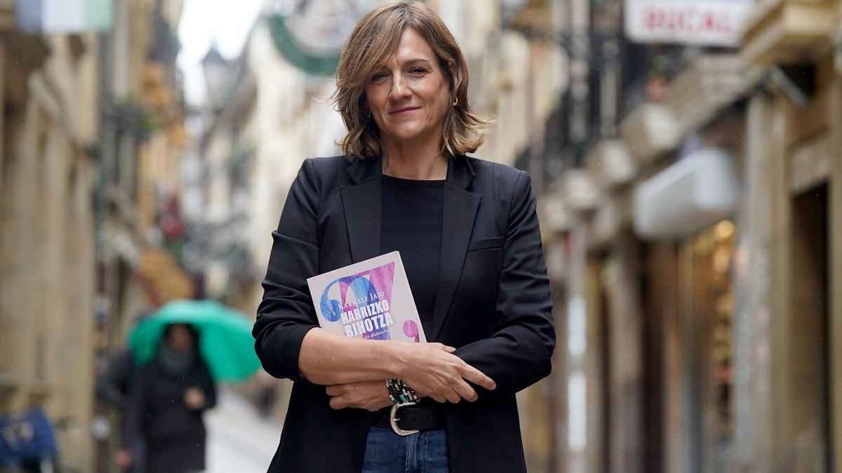 Karmele Jaiok gaur, asteazkenarekin, aurkeztu du Donostian &#039;Harrizko bihotza&#039; liburua.