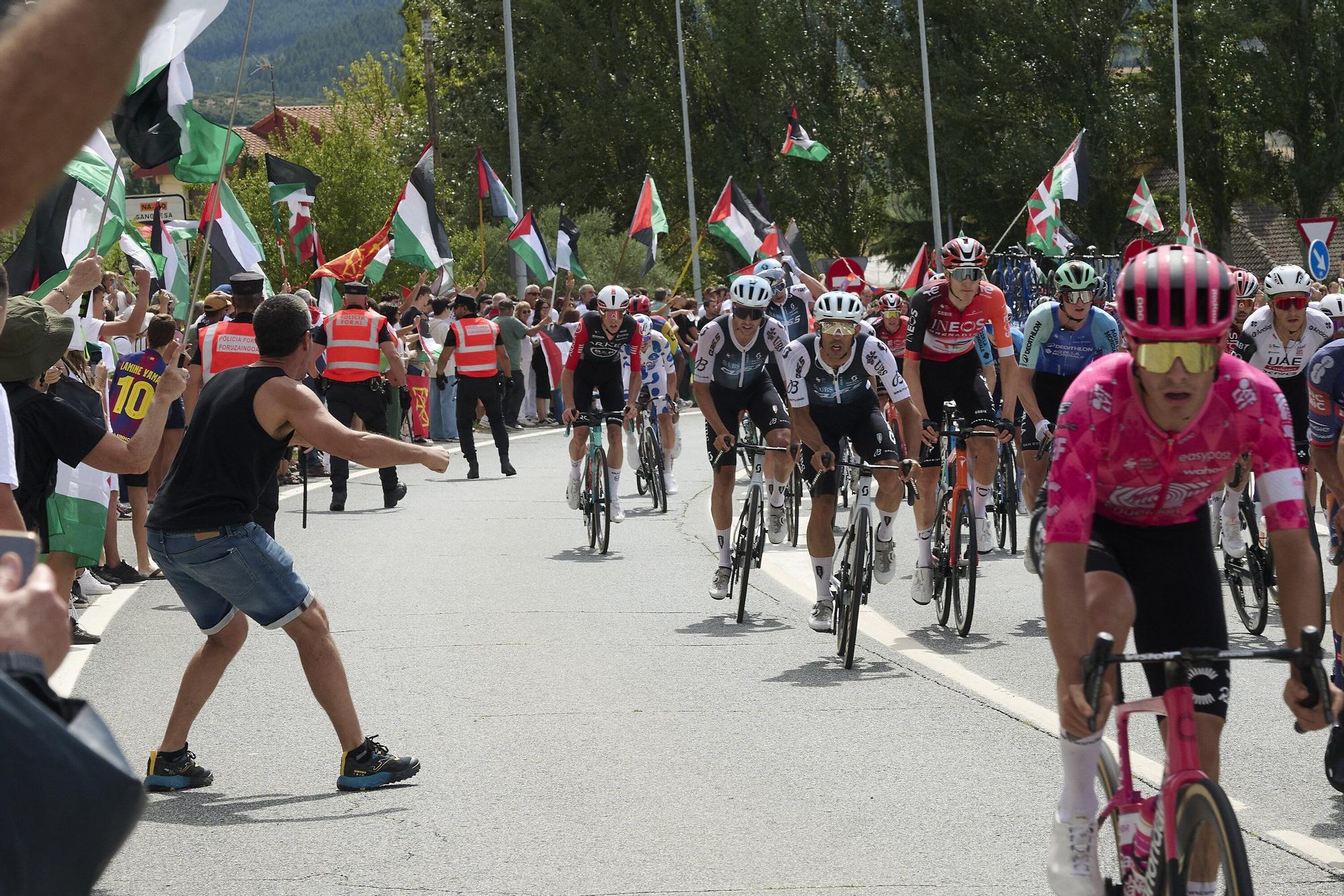 Fotos de la etapa navarra de La Vuelta 25 entre Sendaviva y Larra - Belagua