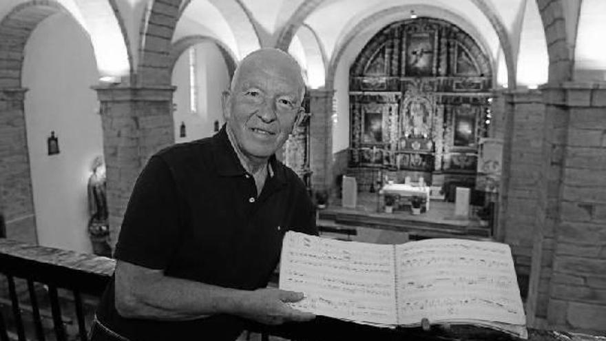 Xaber Gaztelu, con su inseparable partitura en la iglesia de San Vicente de Sodupe, en Güeñes.