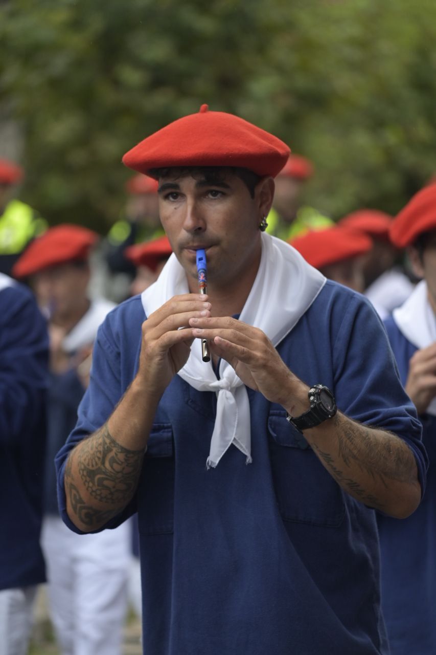El Alarde desfila por las calles de Hondarribia