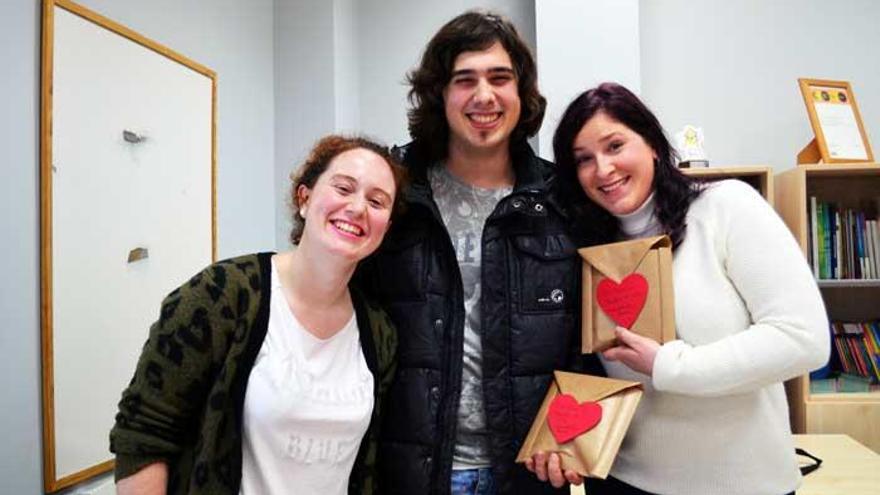 La educadora Estibaliz Linares junto a dos participantes.Foto: I. Ugarte