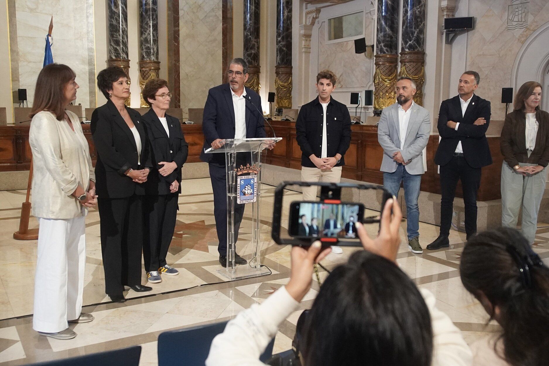 El alcalde de Donostia, Eneko Goia, acompañado de los ediles del PNV, en la comparecencia en la que ha anunciado su adiós