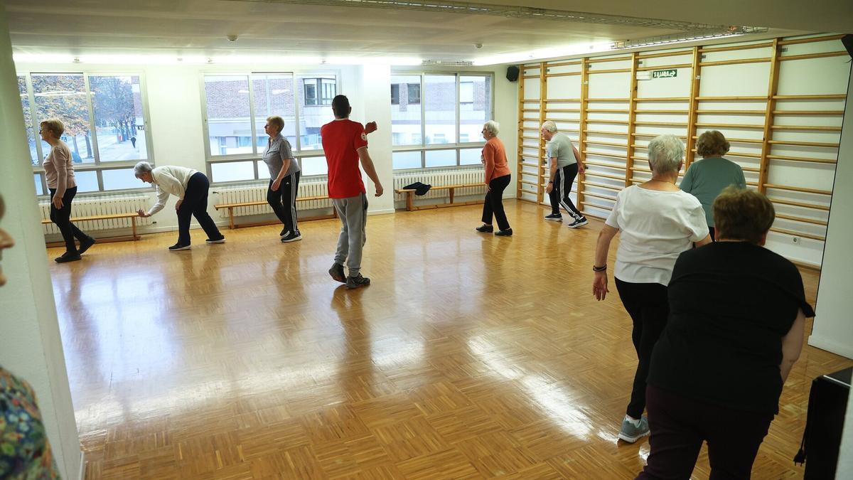 Personas mayores hacen ejercicio en el Centro Comunitario San Juan Bosco de Iturrama.