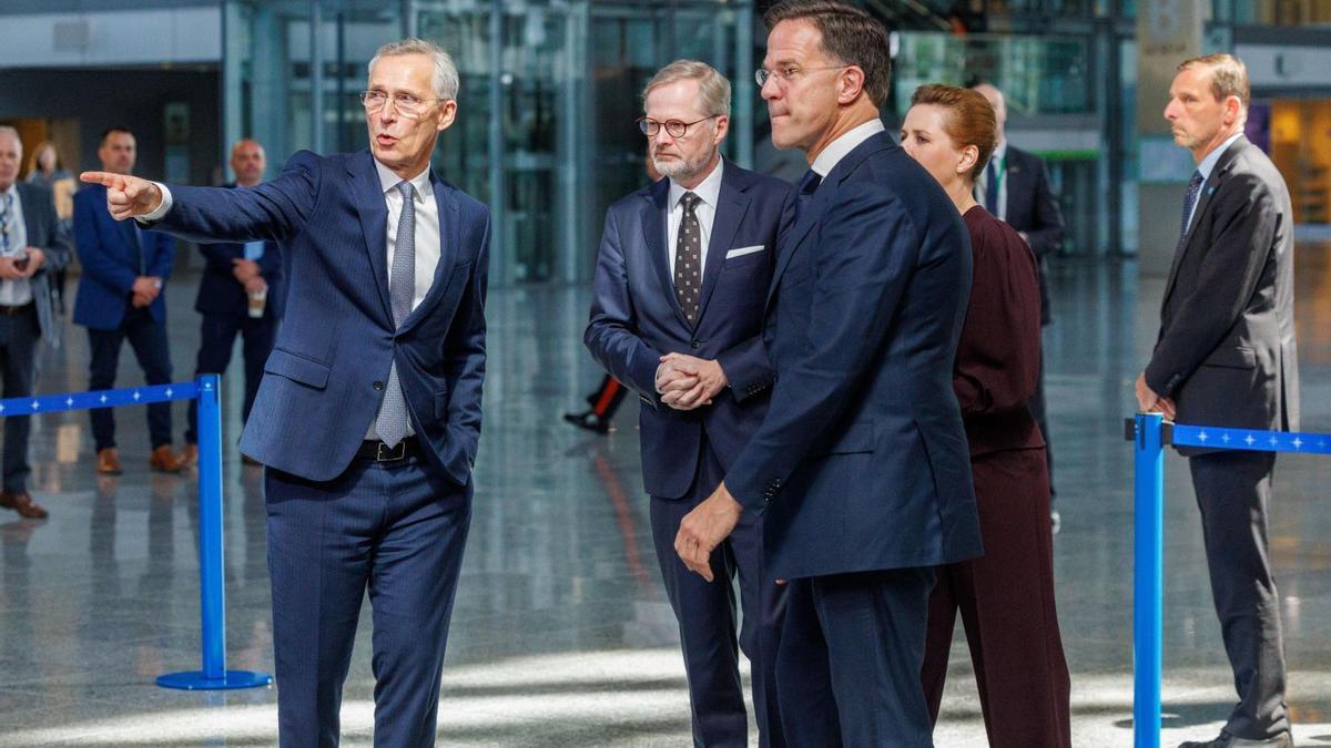 Jens Stoltenberg (izda.), junto a los primeros ministros Petr Fiala, Mette Frederiksen y Mark Rutte.