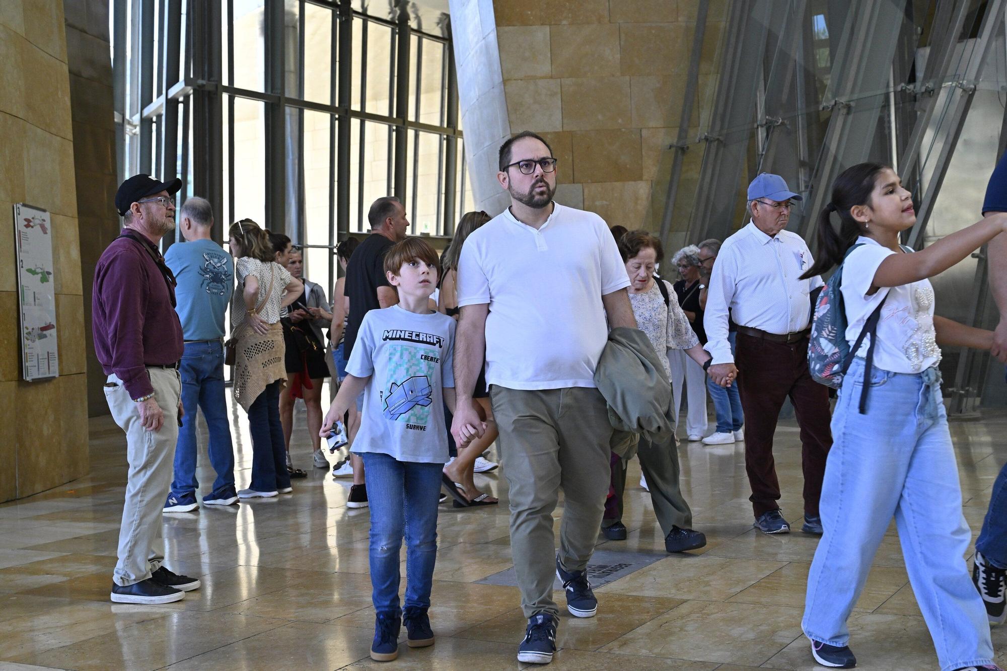 El Museo Guggenheim acoge a miles de visitantes en su 28º cumpleaños