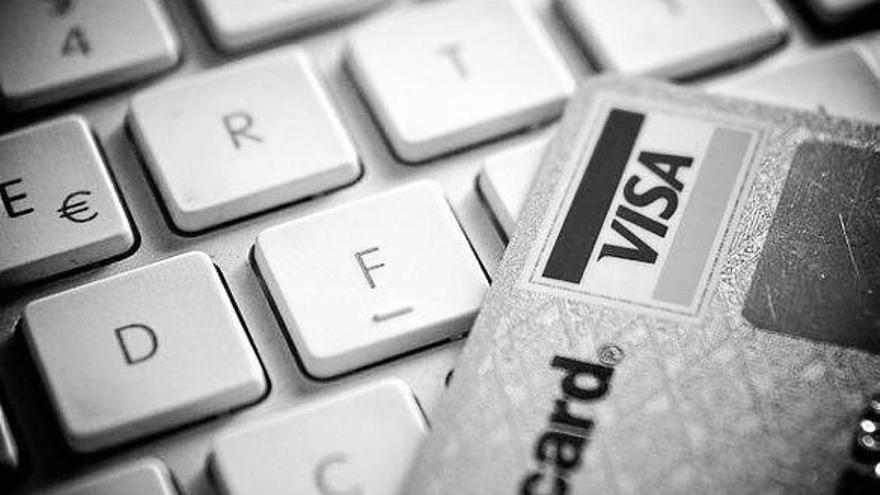 Una tarjeta Visa preparada para realizar un pago.