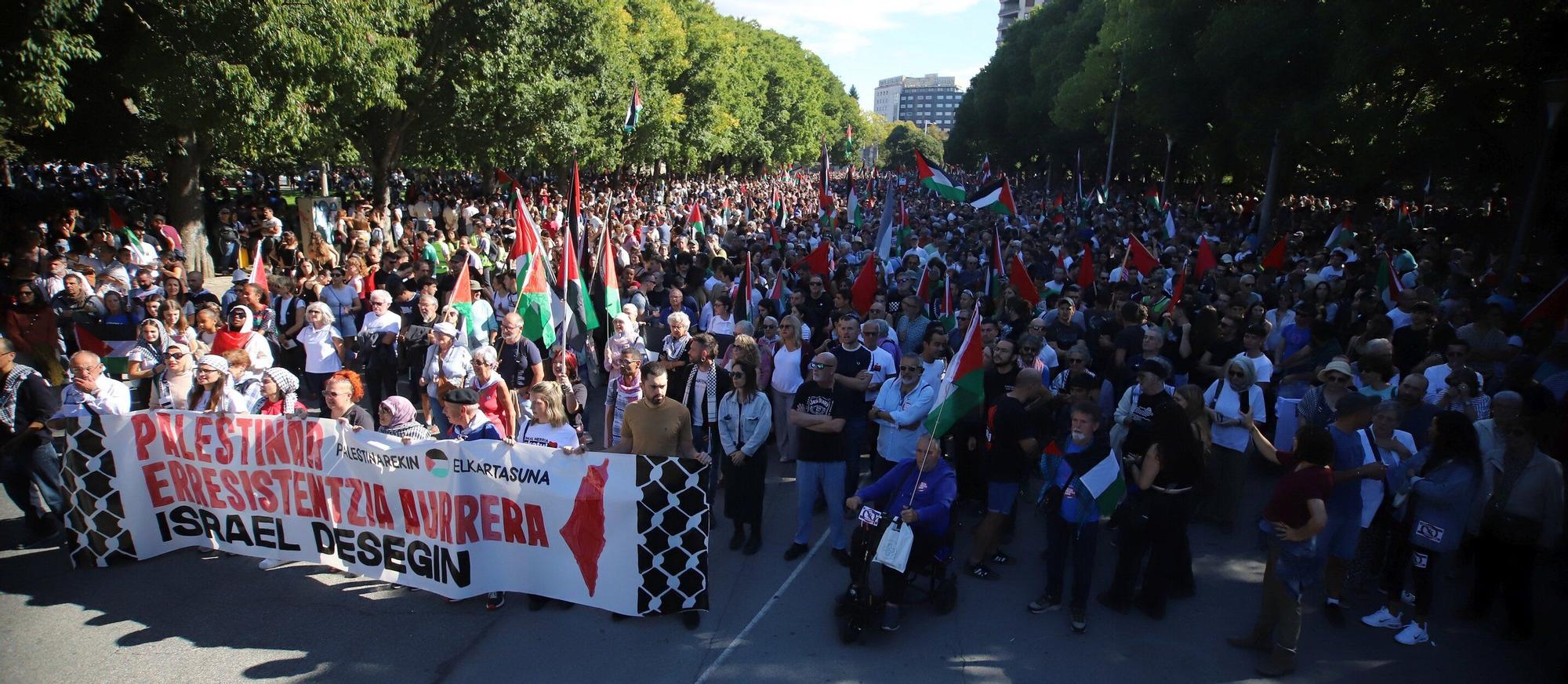 Fotos de la concentración en apoyo a Palestina en Pamplona este sábado