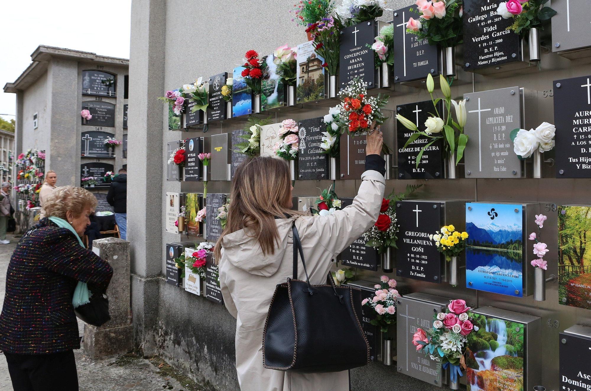 Miles de ciudadanos visitan a sus allegados en los cementerios de Navarra