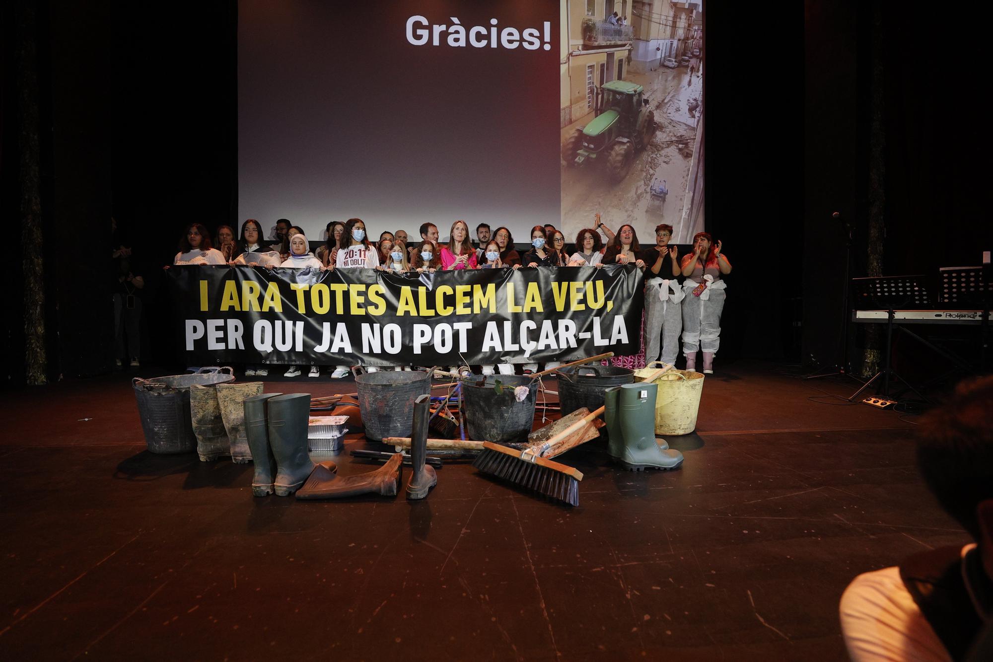 Las asociaciones de víctimas de la dana llenan un teatro de música y poesía para homenajear a sus fallecidos