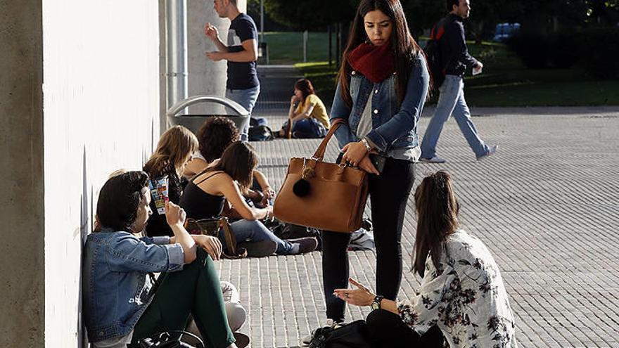 Estudiantes en el campus de Arrosadia de la UPNA.