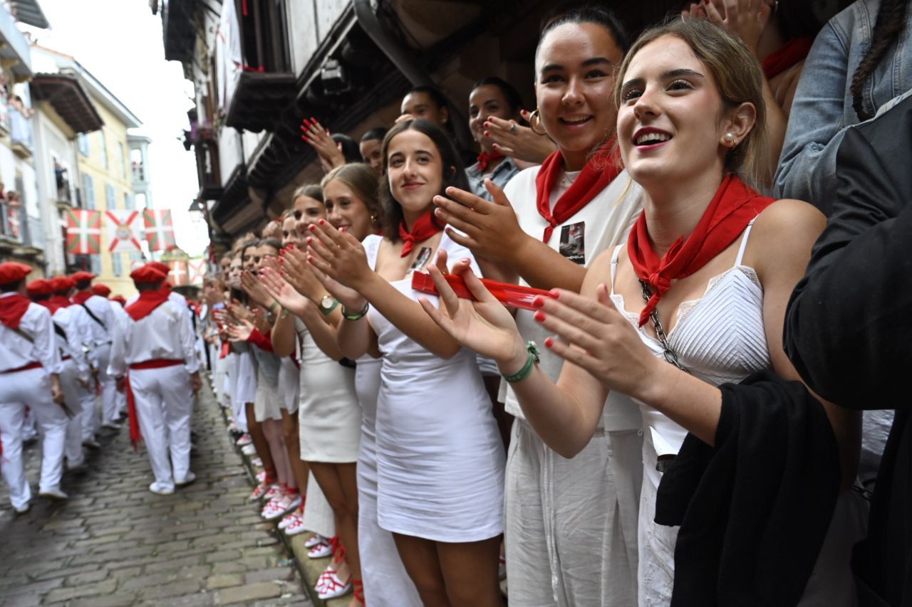 El Alarde desfila por las calles de Hondarribia