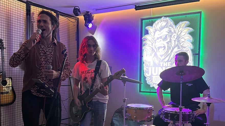 Fiesta y diversión dando caña a la música en vivo en The Jungle Billares