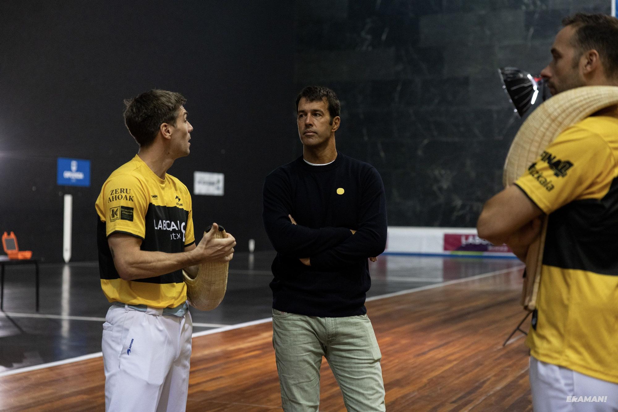 Barandika-López y Urreisti-Basque eligen material para la final de la Jai Alai League en el frontón Carmelo Balda de Donostia.