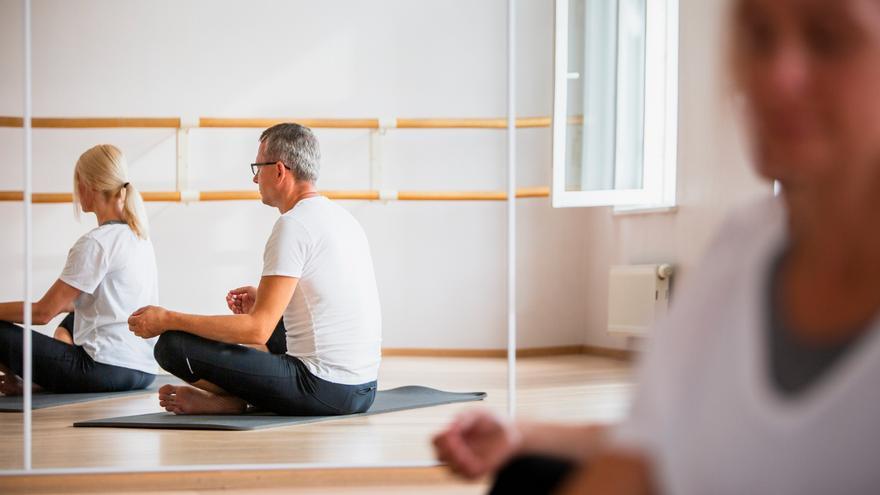 Gimnasia y yoga en Pamplona: así puedes apuntarte a los cursos municipales para mayores de 50