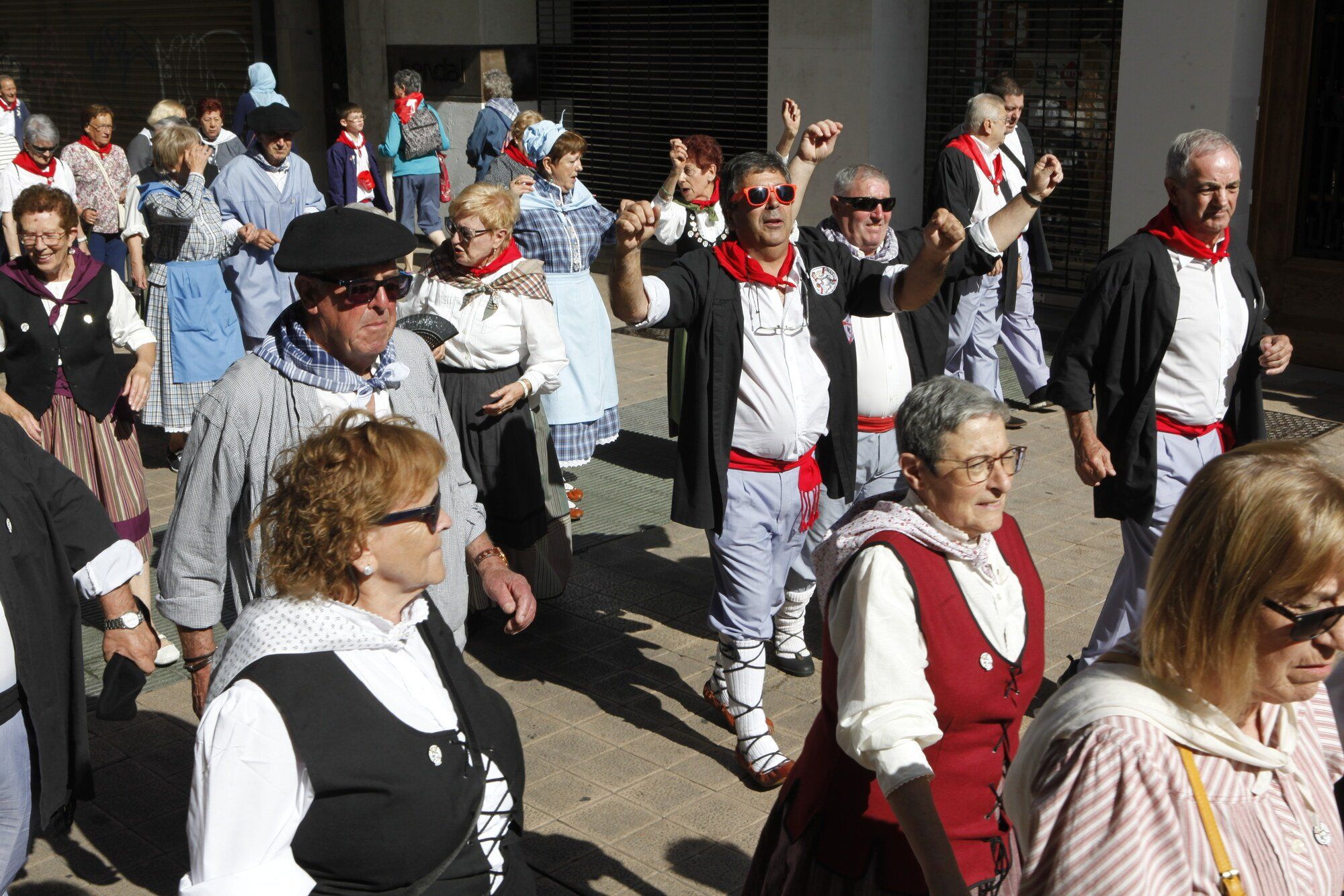 Los blusas y neskas veteranos ya disfrutan de su día en La Blanca