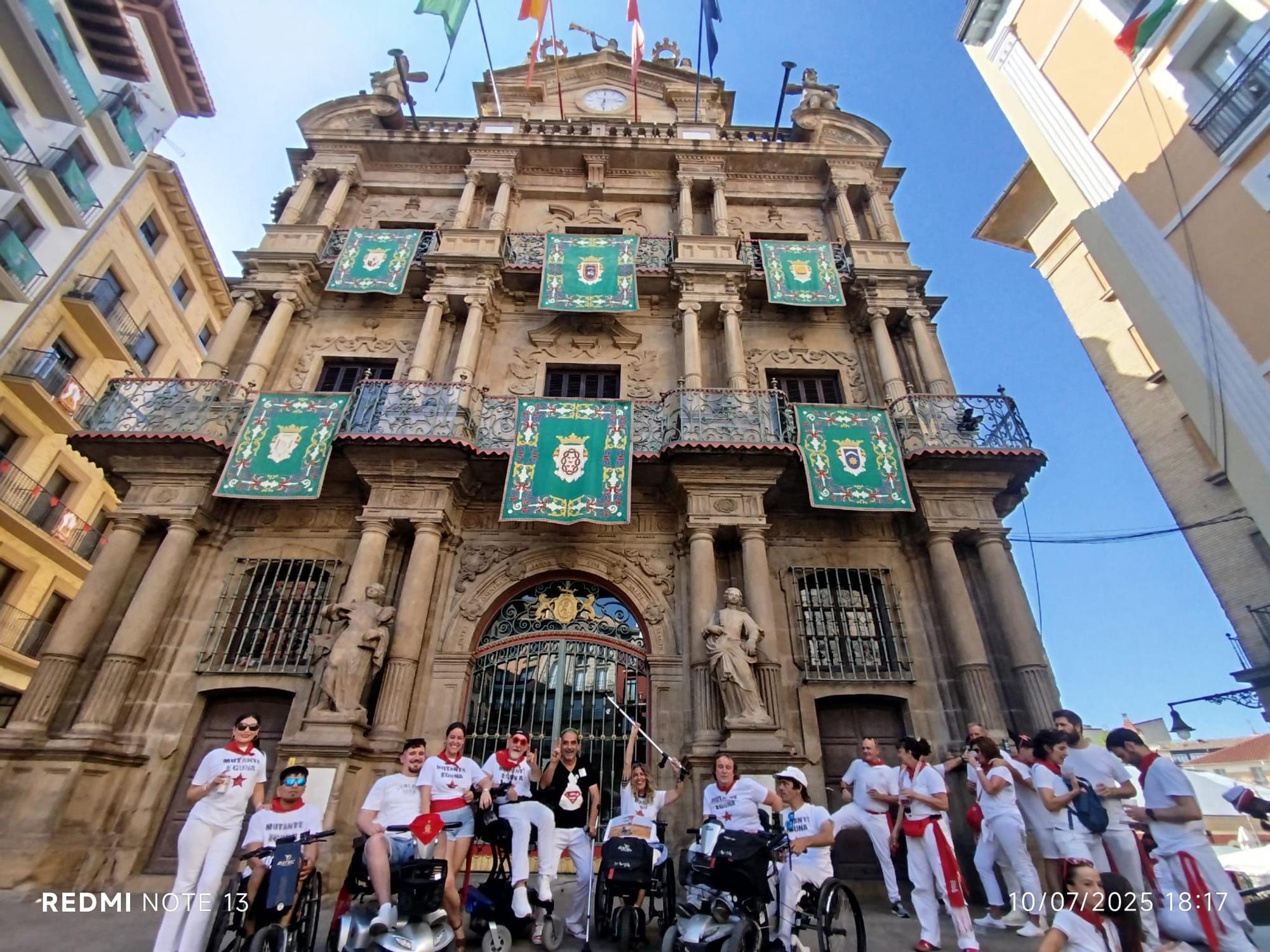 El Mutante Eguna, "la cuadrilla de los cojos" de fiesta por San Fermín
